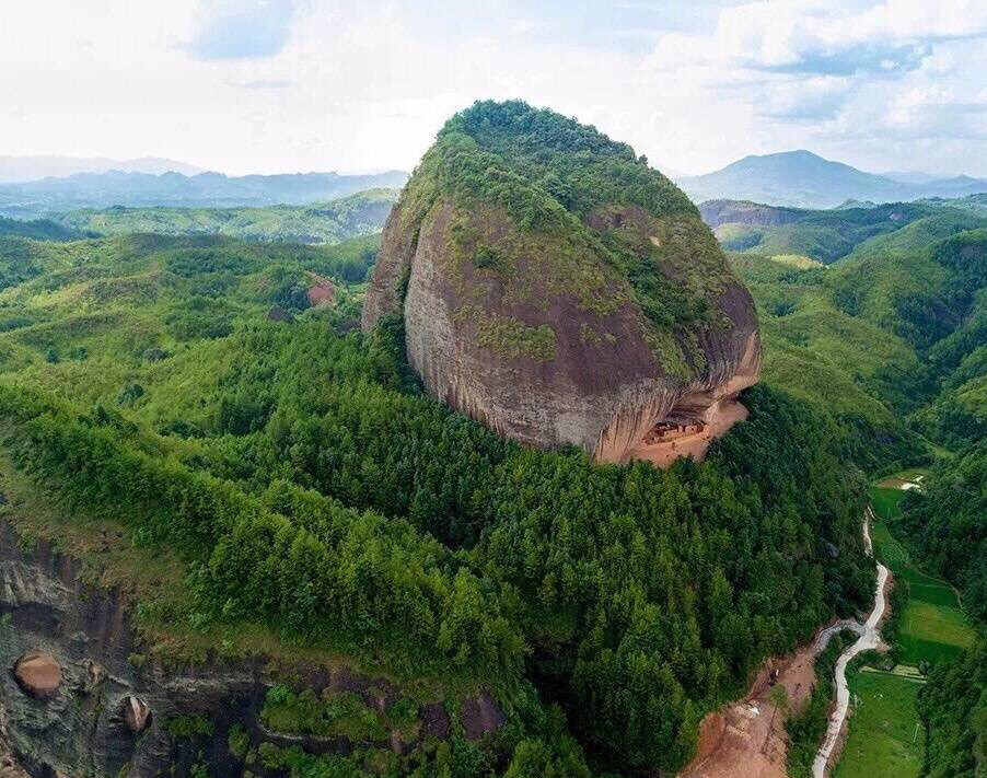 兴国角石寨，因外形神似仙桃，当地人把这座山峰叫仙桃峰。