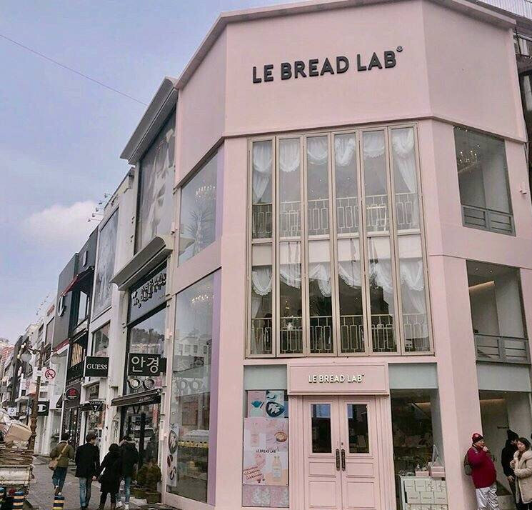 Le Bread Lab是韩国一个超级少女心的蛋糕店
店里有小蛋糕卷 杯子蛋糕等 都做的很可爱
特别是招牌产品草莓蛋糕卷
作为草莓控的我来说简直无法拒绝！
首尔也有很多分店 马下来说不定会偶遇噢！
地址：
부산 중구 광복중앙로 4
釜山市中区光复中央路 4 ​​​