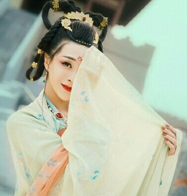 岱宗夫如何？齐鲁青未了。
造化钟神秀，阴阳割昏晓。
荡胸生层云，决眦入归鸟。
会当凌绝顶，一览众山小。
摄影：@沐春风摄影师 