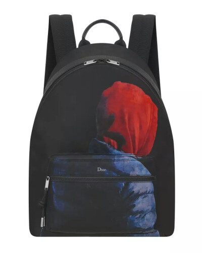 二零一八夏季系列的背包上运用了艺术家弗朗索瓦·巴德(FRANCOIS BARD)的油画作品展示各式人物肖像，渲染朱砂红、勃艮第红、驼色以及天蓝色之纷繁色调，亦于运动鞋上彰显别致色彩与韵味；简约黑色皮质背包点缀“CHRIST…