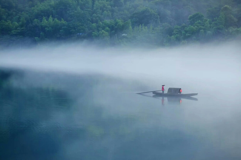 《船夜援琴》唐. 白居易
鳥棲魚不動(dòng)，月照夜江深。身外都無事，舟中只有琴。
七弦為益友，兩耳是知音。心靜即聲淡，其間無古今。