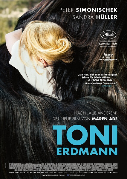 【托尼·厄德曼+Toni+Erdmann】父亲总是爱说些荒谬的谎话，这使女儿总是生气并深深地感到无力，但为了不让父亲变得难堪，女儿总是选择不戳穿，甚至再不情愿也会配合演戏到最后。而父亲面对女儿生活工作中无处宣泄只能在他面前爆发的情绪，最终也是选择不吭声陌陌包容。这就是暖暖的父女情。选择电影中这个镜头作为海报真是再适合不过。