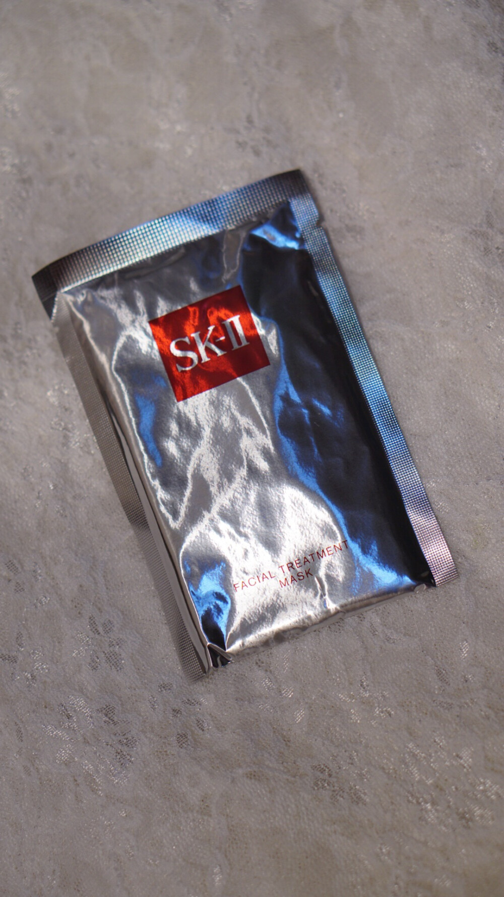 sk3前男友面膜 使用感较一般 可能是使用方法的问题 上网了解了一下很多美妆博主说要搓泥 面膜纸很大 比较硬 贴合度一般 精华非常多