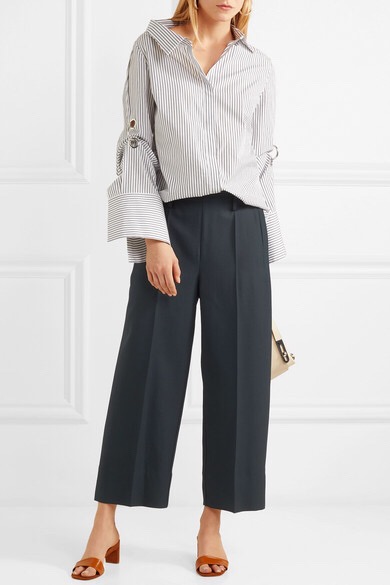 Lemaire 这款长裤采用午夜蓝色羊毛华达呢制成，平整的压痕使阔腿裤型更显干练。背部配有隐形松紧带，无论高腰或者低腰穿着，都能无比贴合。不妨充分利用露踝设计，搭配踝靴或高帮运动鞋。