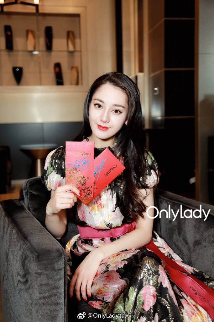 [cp]#迪丽热巴# @Dear-迪丽热巴 惊艳亮相@DolceGabbana 2018秋冬女装系列时装秀，并在头排观秀，享受一场充满惊喜的视觉盛宴！黑色针织上衣搭配纸牌印花裙，复古性感又不失优雅俏皮感～[酷][酷][酷]
#迪丽热巴时装周##杜嘉班纳亚太区品牌大使迪丽热巴# ​[/cp]