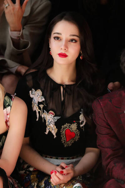 [cp]#迪丽热巴# @Dear-迪丽热巴 惊艳亮相@DolceGabbana 2018秋冬女装系列时装秀，并在头排观秀，享受一场充满惊喜的视觉盛宴！黑色针织上衣搭配纸牌印花裙，复古性感又不失优雅俏皮感～[酷][酷][酷]
#迪丽热巴时装周…