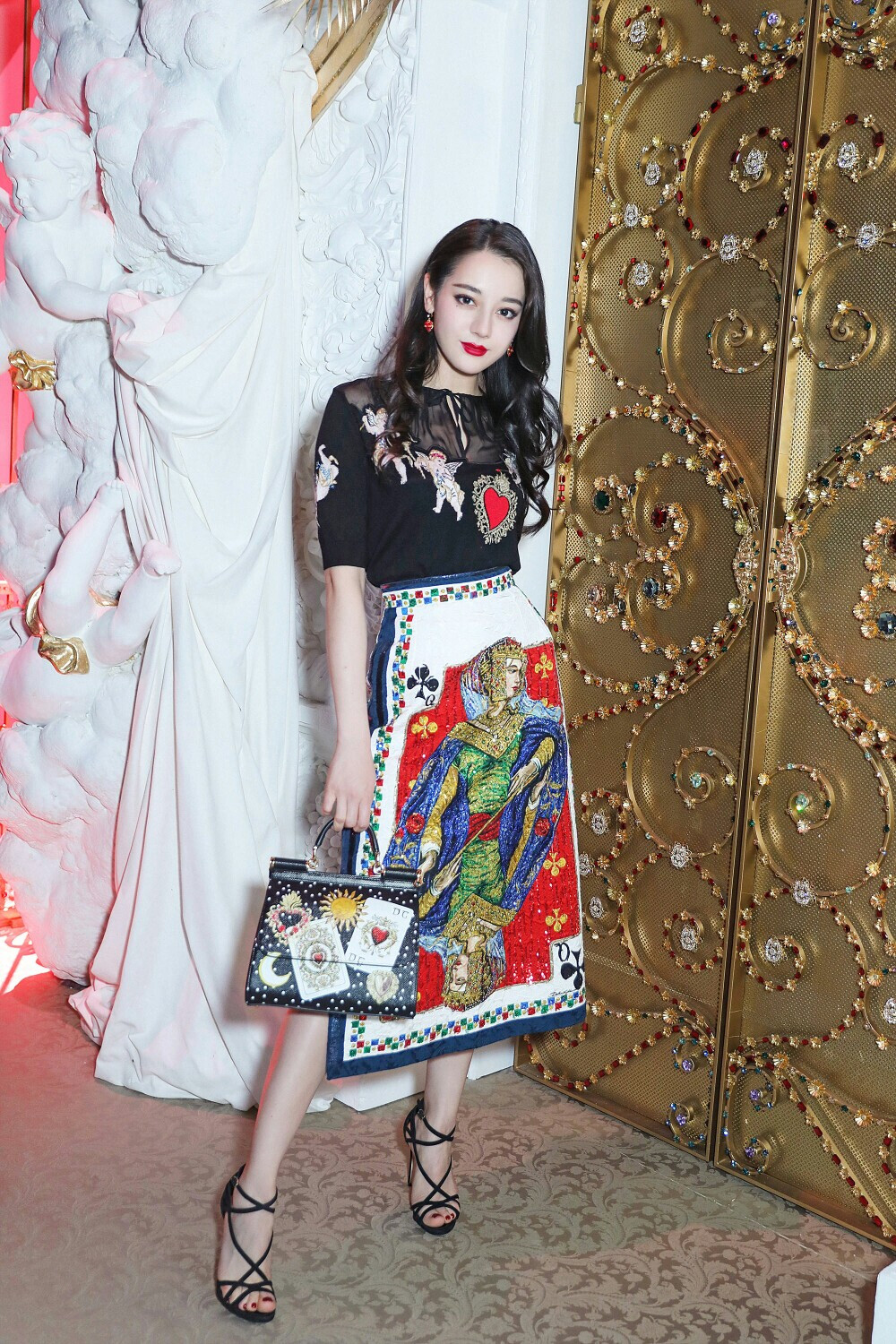 [cp]#迪丽热巴# @Dear-迪丽热巴 惊艳亮相@DolceGabbana 2018秋冬女装系列时装秀，并在头排观秀，享受一场充满惊喜的视觉盛宴！黑色针织上衣搭配纸牌印花裙，复古性感又不失优雅俏皮感～[酷][酷][酷]
#迪丽热巴时装周##杜嘉班纳亚太区品牌大使迪丽热巴# ​[/cp]