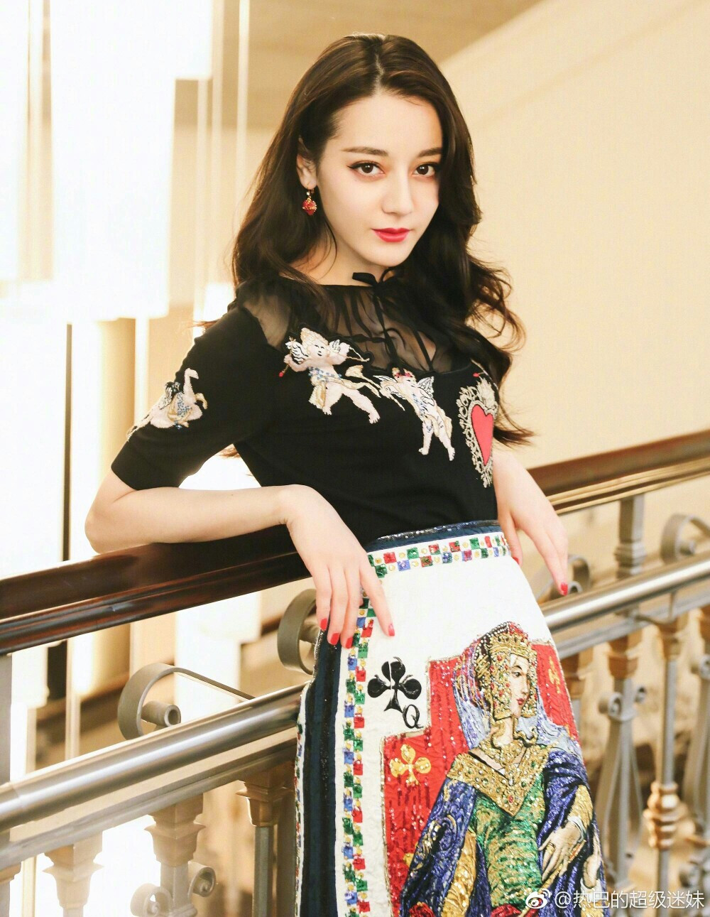 [cp]#迪丽热巴# @Dear-迪丽热巴 惊艳亮相@DolceGabbana 2018秋冬女装系列时装秀，并在头排观秀，享受一场充满惊喜的视觉盛宴！黑色针织上衣搭配纸牌印花裙，复古性感又不失优雅俏皮感～[酷][酷][酷]
#迪丽热巴时装周##杜嘉班纳亚太区品牌大使迪丽热巴# ​[/cp]