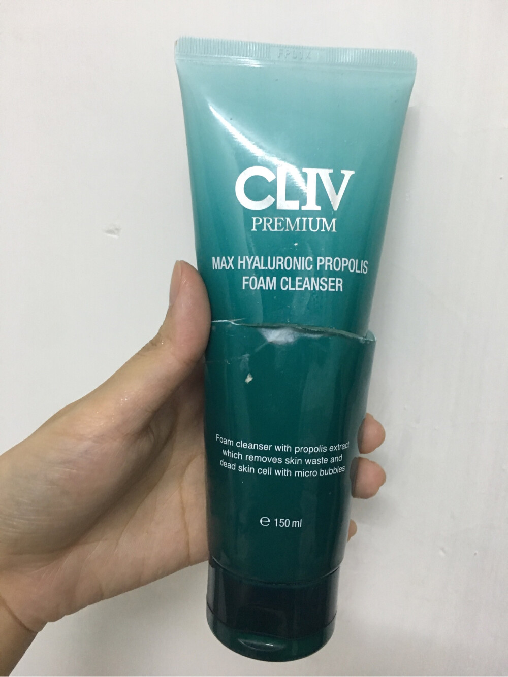 cm-abz Cliv蜂胶保湿洗面奶（180ml），一点点就可起超多泡泡，第一次用不小心吃到嘴里了，真的是甜的，可以洗的很干净，就算没有短时间擦护肤品也不会很干，我妈很爱，大写的两个字，好用！