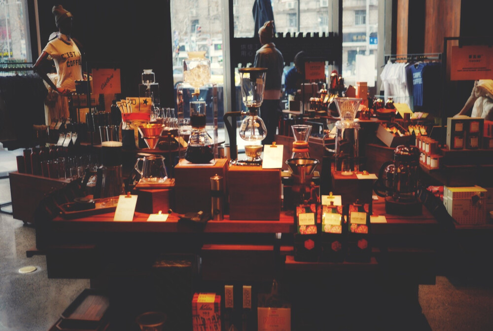 【 全球最大的星爸爸 】大到超出你的想象 里面的小哥哥小姐姐颜值都好高 !!! 坐在位置上点单而且小哥哥是蹲着的服务真的甩其他高冷星爸爸几百条街耶 还有蓝眼睛的小哥哥啊啊啊啊啊啊进去之后我就把王少丢一旁跟着颜值转悠去了和式风格的杯子还有茶壶都想要啊 !!! 好了我要回去找我爸爸了因为爸爸才是金主爸爸