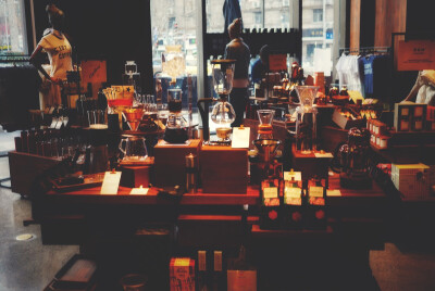 【 全球最大的星爸爸 】大到超出你的想象 里面的小哥哥小姐姐颜值都好高 !!! 坐在位置上点单而且小哥哥是蹲着的服务真的甩其他高冷星爸爸几百条街耶 还有蓝眼睛的小哥哥啊啊啊啊啊啊进去之后我就把王少丢一旁跟着颜…