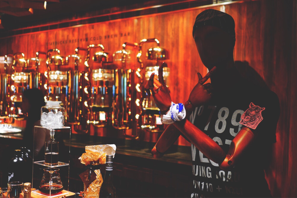 【 全球最大的星爸爸 】大到超出你的想象 里面的小哥哥小姐姐颜值都好高 !!! 坐在位置上点单而且小哥哥是蹲着的服务真的甩其他高冷星爸爸几百条街耶 还有蓝眼睛的小哥哥啊啊啊啊啊啊进去之后我就把王少丢一旁跟着颜值转悠去了和式风格的杯子还有茶壶都想要啊 !!! 好了我要回去找我爸爸了因为爸爸才是金主爸爸