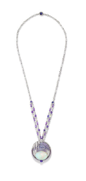 CHAUMET Lumières d'eau水之光高定珠宝套系“霜降”系列项链，于巴黎古董双年展发布。柔美的蛋白石与钻石结晶成的水滴以及渐变的紫色蓝宝石和紫色水晶石，诠释出清冷的霜降时刻。
