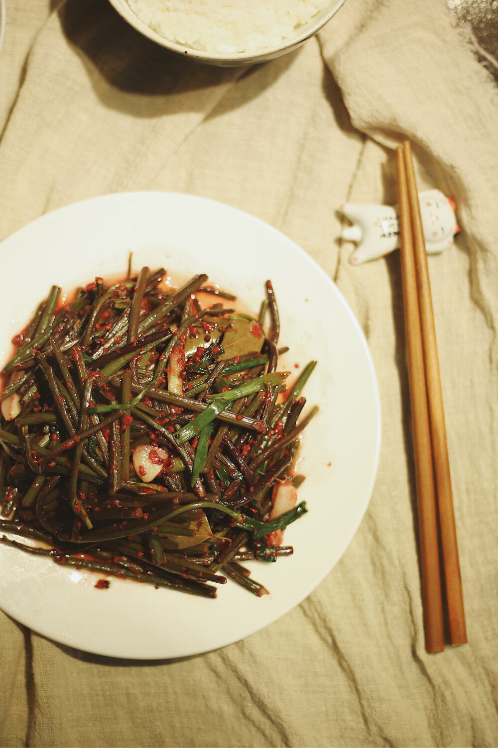 蕨菜，卖菜的闽南阿姨称其芽菜，其实错误的，两种蔬菜是不同的，或许方言直译有误。从前的蕨菜均是野生，秋冬季节农民在山上焚烧草木，为作物保暖和调解土壤酸碱，转春变暖时蕨菜生发，农妇采食。深紫色，粗壮肥硕未分叉的蕨菜为上品，掐头去尾，摘成五公分左右，清水洗去表面绒毛，入锅焯一到两分钟。热油煸香青蒜头、桂叶，倒入蕨菜，加一勺当年的红酒糟，翻遍均匀，出锅前撒一把青蒜叶，着少许食盐即可出锅食用。绿色健康，肉厚汁多，爽口下饭