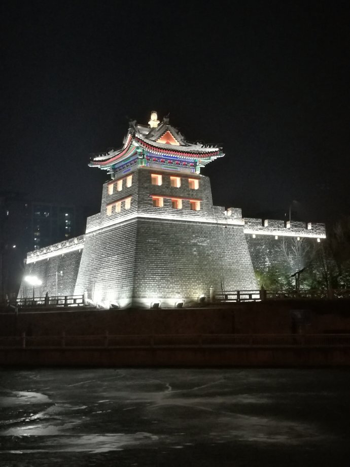 夜间左安门角楼