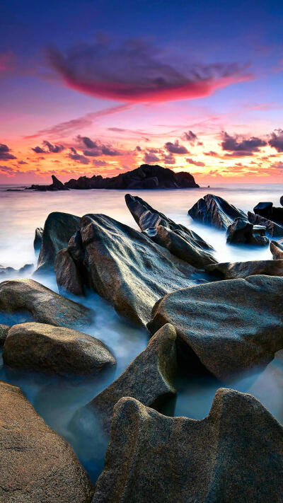 海畔岩石—华为杂志锁屏
岩石在海水的冲刷下变得光滑，似一颗颗墨玉，温柔沉静。©壹刻传媒