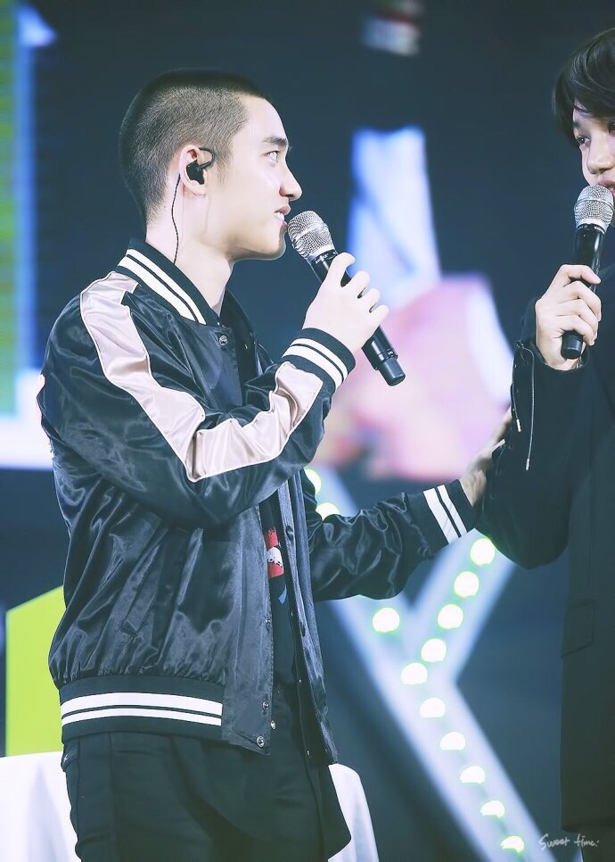 EXO 都敬秀 D.O.
cr logo 