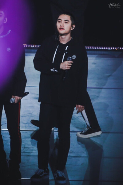 EXO 都敬秀 D.O.
cr logo 