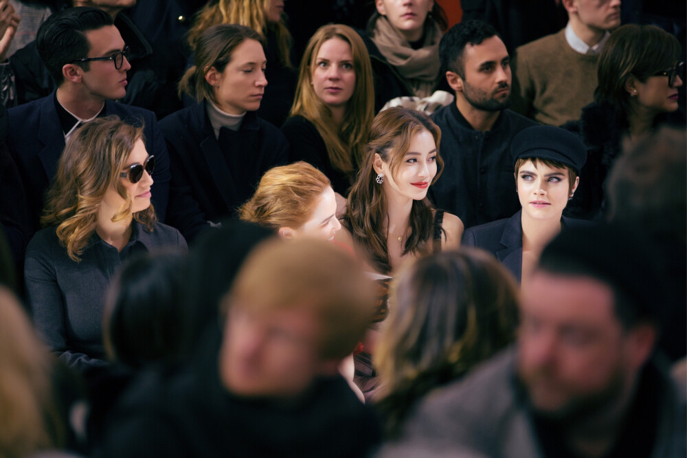 #美图系列##angelababy# @angelababy 亮相#Dior迪奥二零一八秋冬成衣系列发布秀#，一袭@Dior迪奥 二零一八春夏系列薄纱刺绣长裙，浪漫优雅！