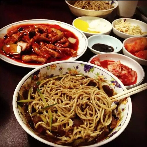 生活美食记+炸酱面+沙茶海鲜面+炸串+鸡蛋烧+烤肉+