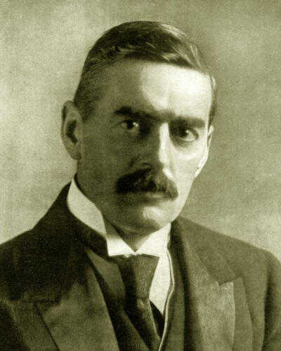 亚瑟·内维尔·张伯伦（Arthur Neville Chamberlain，1869年3月8日-1940年11月9日），英国政治家，1937年到1940年任英国首相。他由于在第二次世界大战前夕对希特勒纳粹德国实行绥靖政策而倍受谴责。是第二次世界大战中…