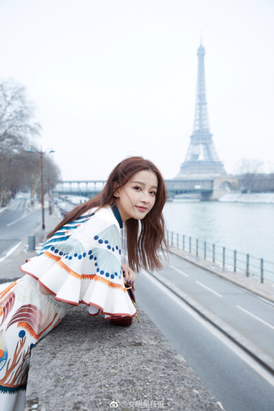 @孙怡微博 一袭Chloé 2018春夏系列印花连衣裙现身巴黎塞纳河畔，仿佛雪中的仙子，轻盈美丽，一颦一笑间尽显清新气息。 ​​​​