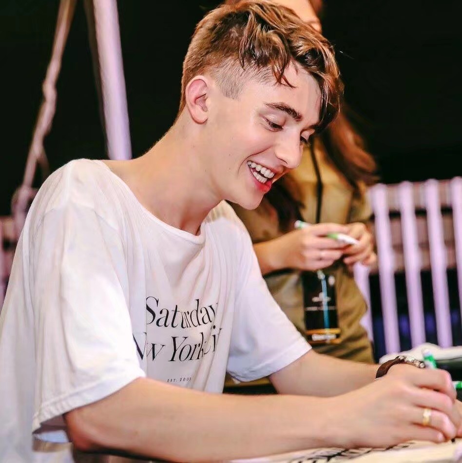 Greyson Chance
格雷森.蔡斯
灰森