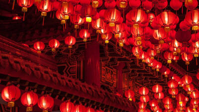 【今日元宵节】乐圣岭天后宫悬挂的红灯笼，马来西亚吉隆坡（图文来自bing）
火红的灯笼是元宵节的代名词，这个自西周以来就流传至今的中国传统节日，在今天也被中国人所重视。在这个热闹的节日里，马来西亚吉隆坡的…