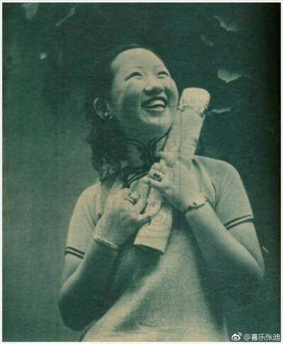 高倩蘋因与同在明星公司男演员高占非闹感情纠葛，1936年退出影坛，专攻法律，四年后挂牌当上了律师。这在女明星当中属于头一人。
抗战爆发后，高占非由重庆返沪，他俩虽然一同生活在亨利路永利村内一幢住宅内，却是…