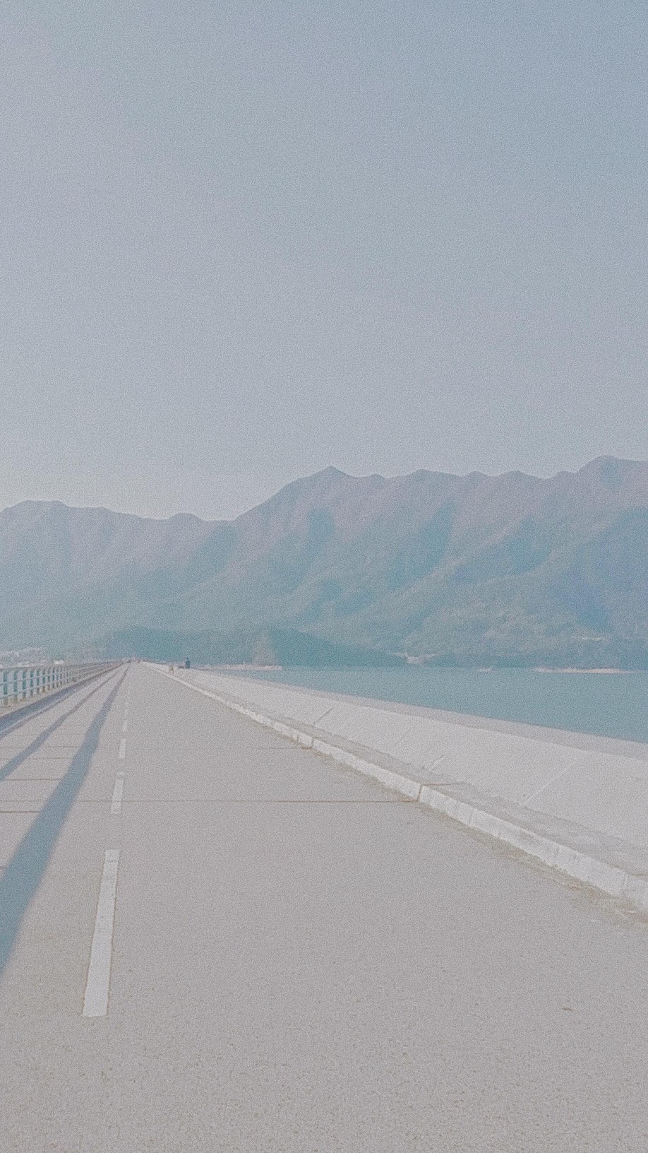 海 透明 清澈 唯美 美 蓝 蓝色 蓝的 意境 开阔 场景 背景 壁纸 高清 大海 光 安静 宁静 祥和 公路