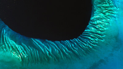 巴哈马的沙滩和海藻卫星图（图文来自bing）
美国宇航局的陆地卫星计划让我们有机会看到这个被卫星捕获的罕见的巴哈马大西洋景观，你所看到的图案是由海洋流雕刻而成的沙滩和海藻床。看到图中那一个个暗点了吗？它…