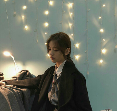 我们始终孤独。
只需要陪伴，
不需要相爱。
——安妮宝贝《告别薇安》