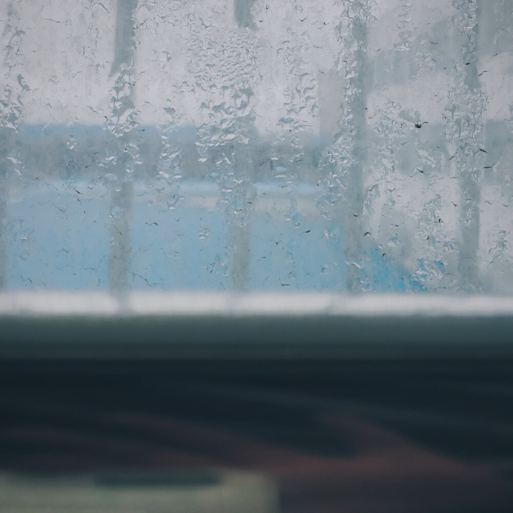 外面的风雨听上去就很冷 来自 张小篱儿