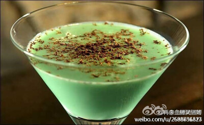 【绿色蚱蜢鸡尾酒Grasshopper Cocktail】浓纯薄荷与奶香组合成一片漂亮的翠绿，可舒缓身心~材料:绿薄荷香甜酒1盎司、白色可可香甜酒1盎司、淡奶1盎司、豆蔻粉 制作:1、摇酒器中放入半杯冰块，倒入薄荷酒、可可酒与淡…