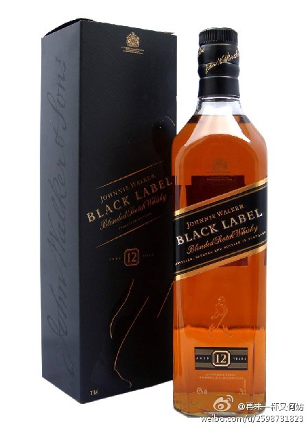 【JohnnieWalkerBlack尊尼获加黑方威士忌】采用四十种优质威士忌调配而成。在严格控制环境的酒库中蕴藏最少十二年。1994年及1996年，[黑牌]在全球最权威的国际洋酒大赛中均获得高级调配威士忌的金奖，故此[黑牌]确实独一无二的佳酿，芬芳醇和，值得细意品尝 ​​​​