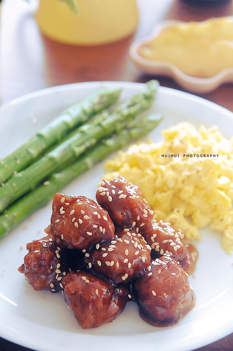 早安，今日早餐：醋汁肉丸+炒蛋+烤芦笋+米饭+豆浆+苹果。
醋汁肉丸真的太太太太好吃，好吃到我又想夸夸自己了（哈哈哈原谅我的不要脸）。
做法这周就把视频给拍出来哈！
