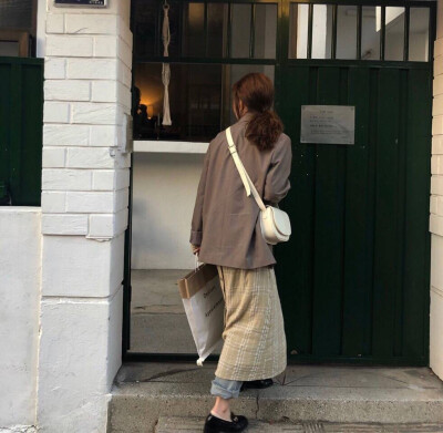 “大概我们都一样 曾经心甘情愿为某个人奋不顾身 遍体鳞伤后却还是咬着牙笑着说没事 会在前一天晚上痛苦失眠大喊着 睡一觉就好了 可是第二天早上睁开眼还是会想到他 可能现在的我已经好了 不会再难过了 但我是真的很…