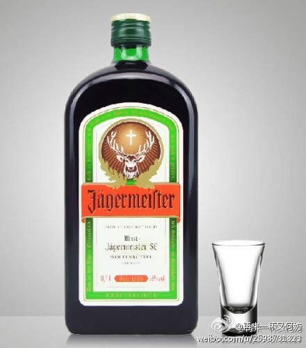 【野格利口酒Jagermeister】一款来自德国的香草利口酒~野格致力于结合摇滚派对等活动，向消费者传达年轻、狂野、个性和充满活力的品牌精神，其不可思议的口感和独特的冻饮方式也受到越来越多时尚年轻人的喜爱和推崇~