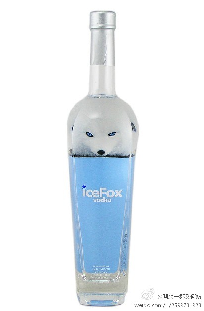 【美国爱斯福斯冰狐伏特加 IceFox Vodka】具有独特的包装设计，雪狐其实在瓶身背面，通过清澈的酒水映在瓶身正面上。瓶装来自美国，传统手工酿制和三次蒸馏，带来清晰，流畅，优雅的品味。