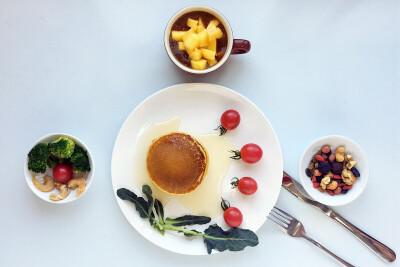 我给老婆做的第37道早餐：香蕉奶香松饼、芒果梨膏、海米西兰花、圣女果、坚果，老婆说甜味浓郁，适合当下午茶[偷笑][偷笑][偷笑]