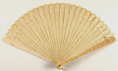 18-19世纪，中国出口欧洲的精雕古董扇，这些都是博物馆藏品
