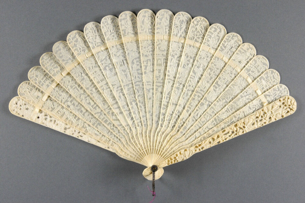 18-19世纪，中国出口欧洲的精雕古董扇，这些都是博物馆藏品