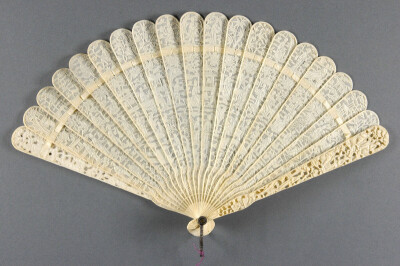 18-19世纪，中国出口欧洲的精雕古董扇，这些都是博物馆藏品
