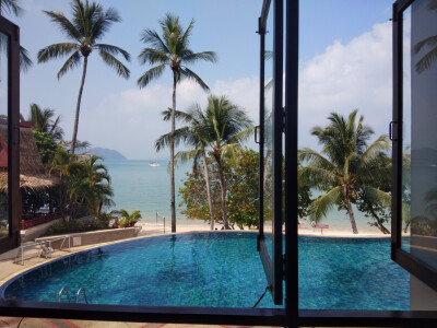 2018春节普吉岛度假-酒店悠闲早餐-真正的度假模式 睡到自然醒 窗下是泳池 树后面是海。