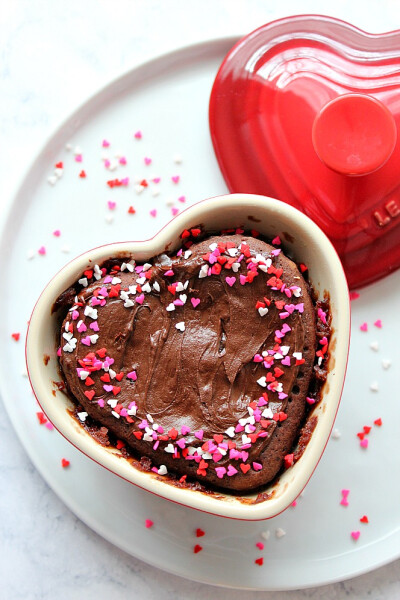 心形巧克力蛋糕，表白神奇，容易爱上的甜品。百甜汇甜品培训分享