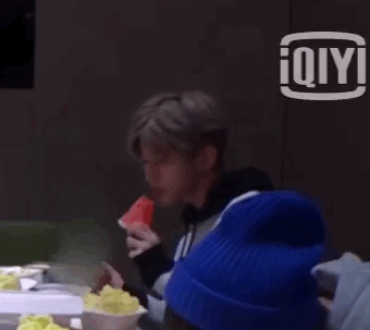 蔡徐坤(坤坤)
吃瓜群众