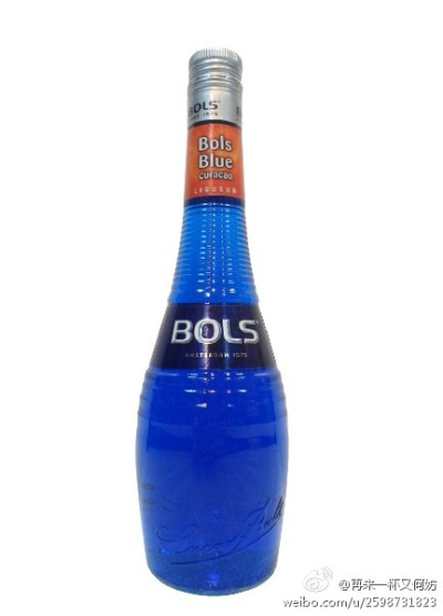 【BOLS Blue波士蓝橙味力娇酒】来自荷兰~它是所有波士系列口味中的明星，它与众不同的深邃蓝色和特别的味道，是从草本植物与三种各具风味的柑橘中蒸馏而出，呈现出一种清新多层次的柑橘香味及口感~