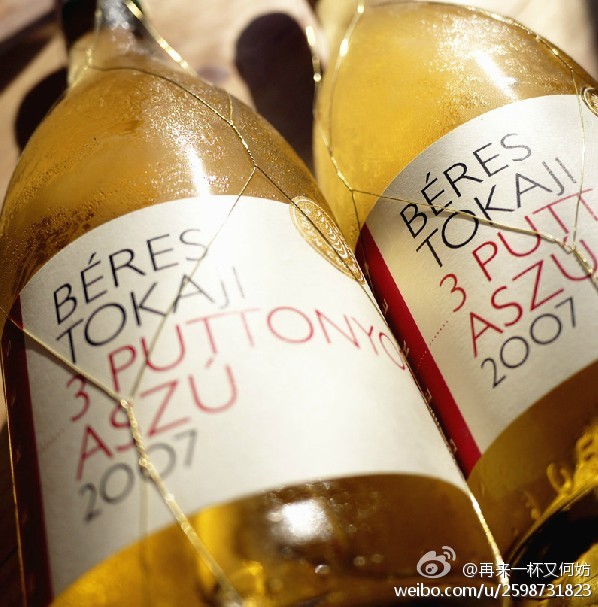 【托卡伊Tokaji3篓贵腐甜酒】来自匈牙利~贵腐葡萄颗粒经过人工精心采摘挑选，在新酒中浸泡，如此得到的丰富的葡萄汁在发酵后将于橡木桶中陈年两年以上，适宜冰到10-12度配鹅肝酱或甜点饮用~