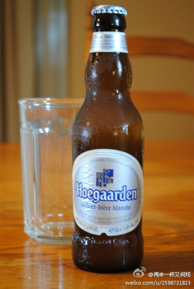 【福佳白啤酒Hoegaarden Beer】来自比利时~极度清新沙爽口感，天然雾状，是两次发酵啤酒，经过桶中发酵后在瓶中第二次发酵赋予其独特的雾状麦金黄色及清新口感，淡淡的水果清香带给您独一无二的味觉享受~