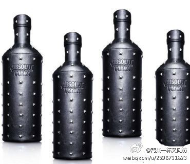 绝对伏特加摇滚版限量ABSOLUT ROCK Edition~~~~纯黑铆钉皮装如同叛逆不羁的摇滚明星，丰富的口感，在细腻完美平衡的质感中感受到特有的甘醇顺口，提倡Absolut Life Style的生活方式。绝对值得收藏！！！